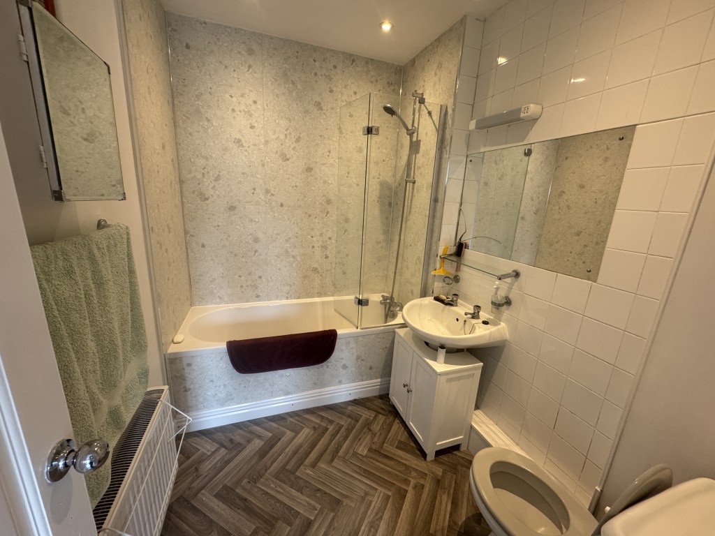 Lot: 89 - RESIDENTIAL INVESTMENT COMPRISING THREE-BEDROOM MAISONETTE AND GARDEN FLAT FOR IMPROVEMENT AND REPAIR - Garden flat bathroom
